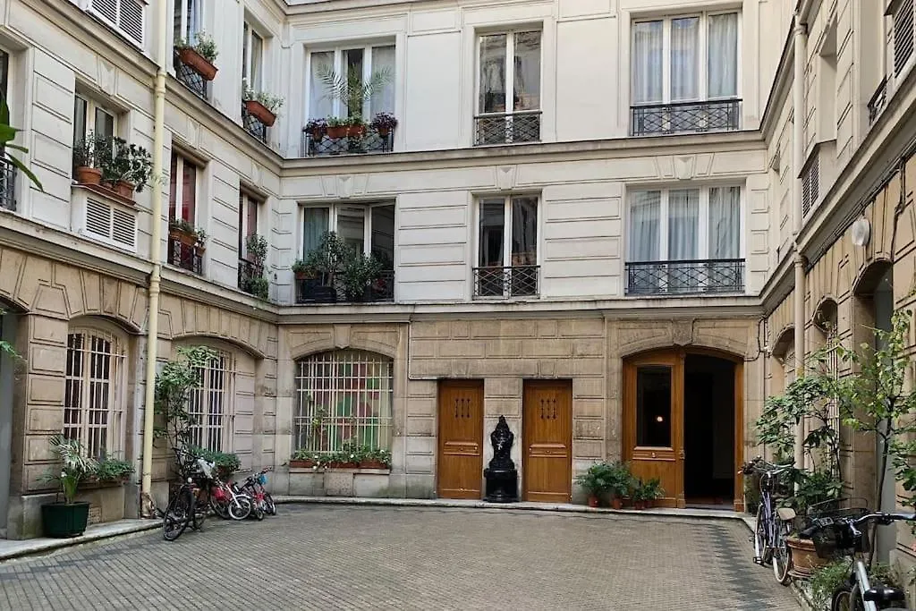 Paris Studio Rose & Stouring 0*,  France